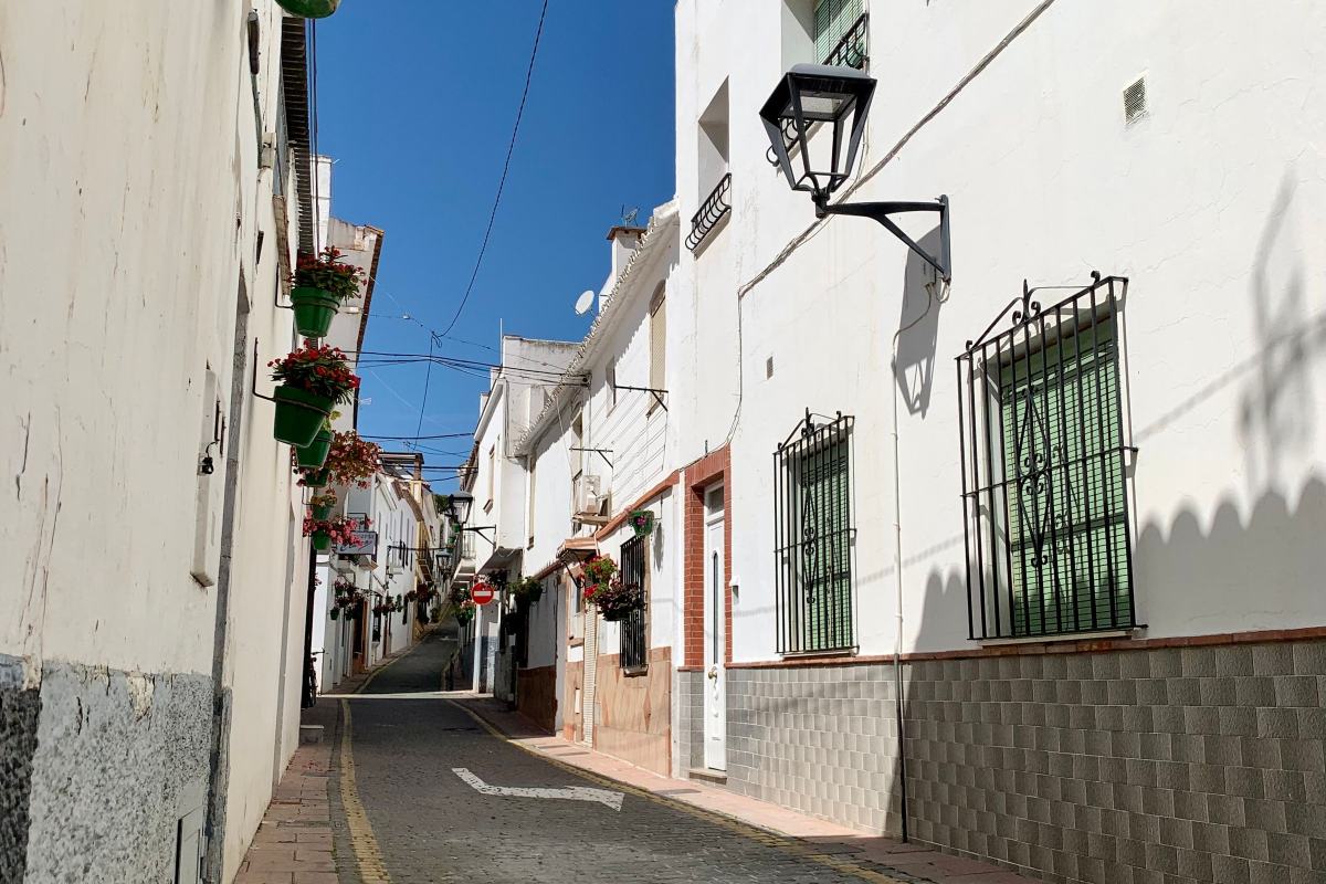 A narrow whitewashed street in San Pedro de Alcántara